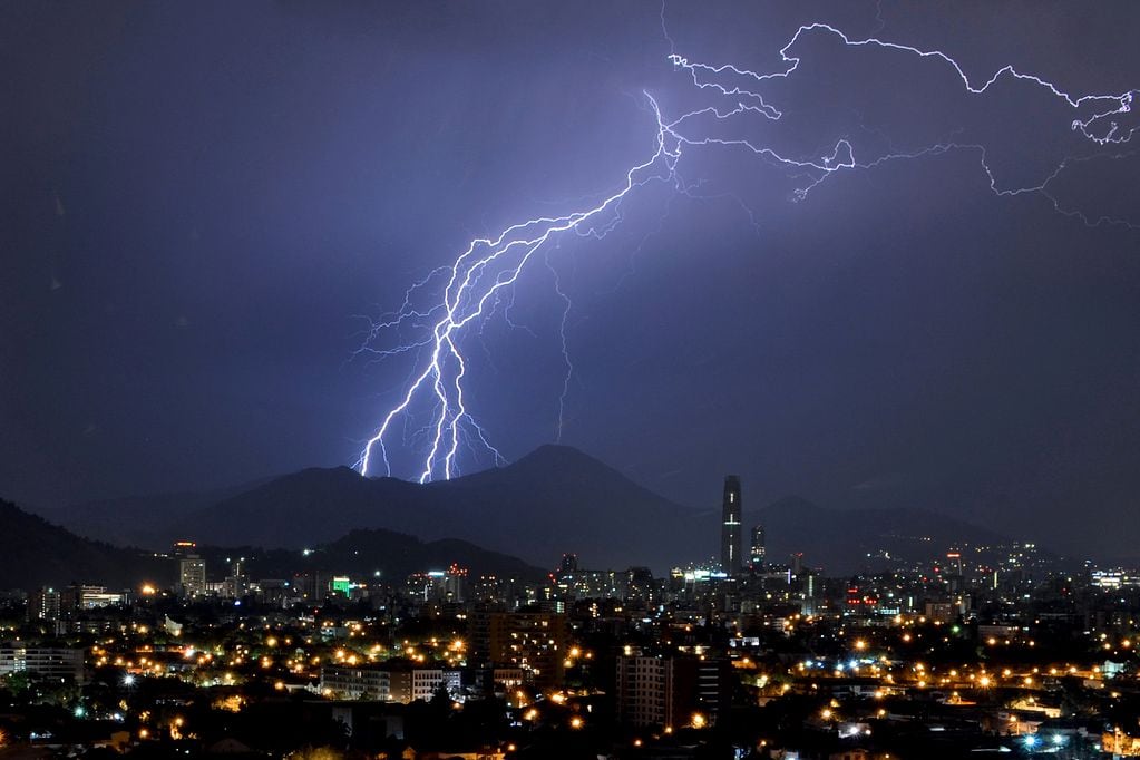 Región Metropolitana y otras 5 con alerta de tormentas eléctricas. Foto referencial.