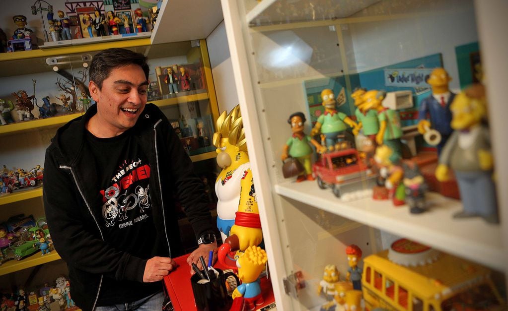 Sergio tiene una ambiciosa colección de Los Simpson; su oficina está cargada de amarillo. 
Foto: Andres Perez

