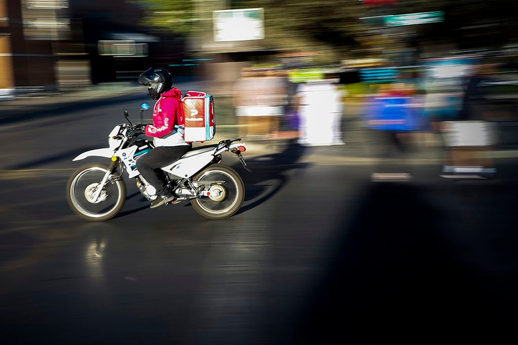 25 DE ABRIL DE 2020/VIÑA DEL MARUn motorista de una aplicacion de delivery avanza por calle Libertad, en medio de la pandemia del Coronavirus.FOTO: LEONARDO RUBILAR CHANDIA/AGENCIAUNO