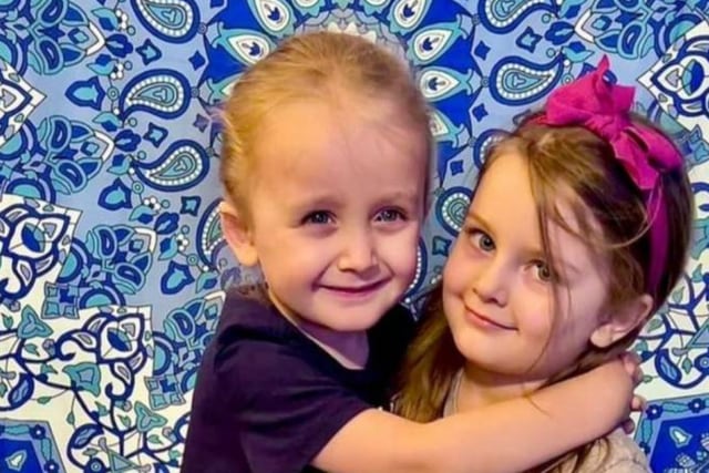 Tragedia en Reino Unido: gemelas de 4 años fallecieron asfixiadas tras encerrarse en baúl