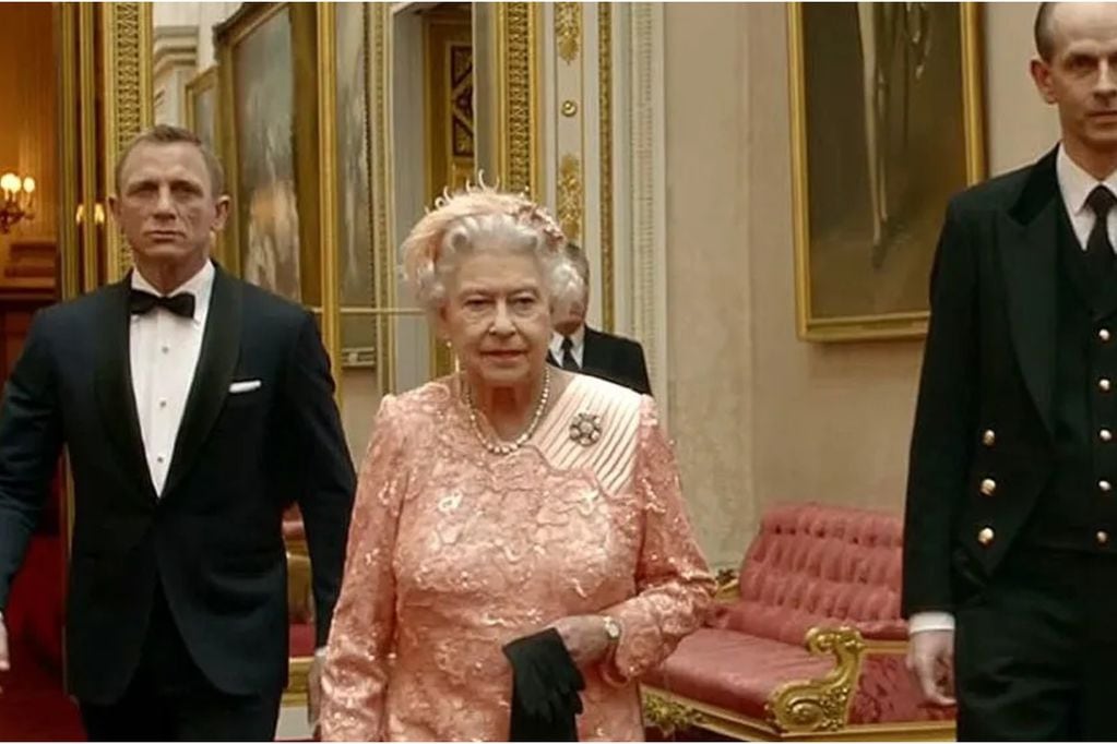 La reina Isabel y Daniel Craig