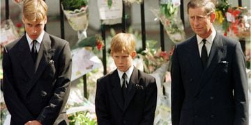 William, Harry y Carlos III en el funeral de Diana