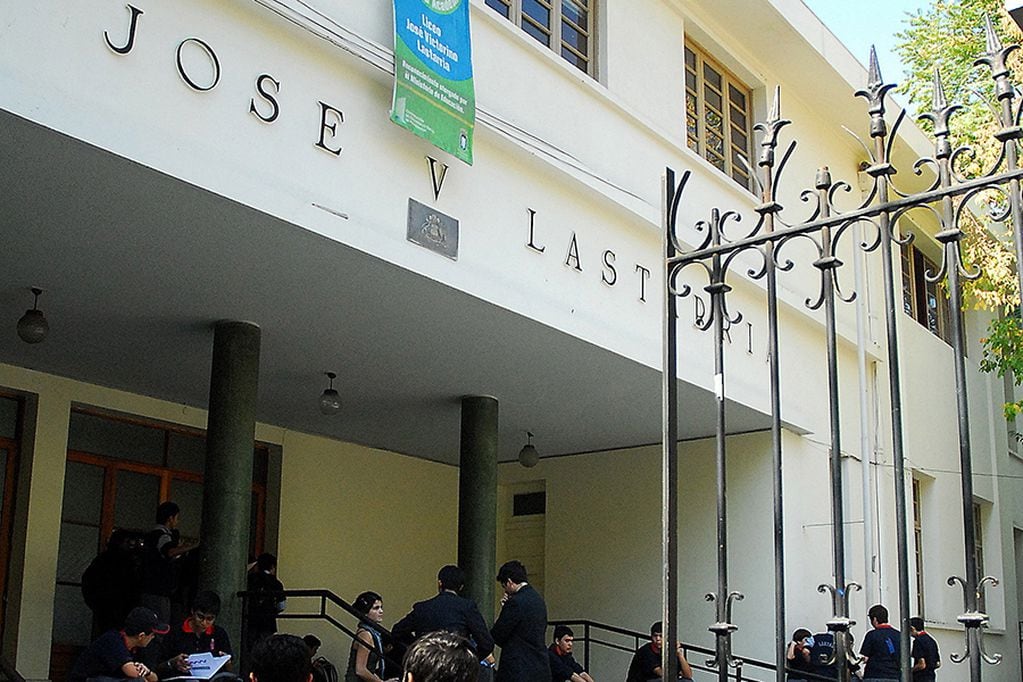 Denuncian millonario robo de tablets y notebooks en toma del Liceo Lastarria