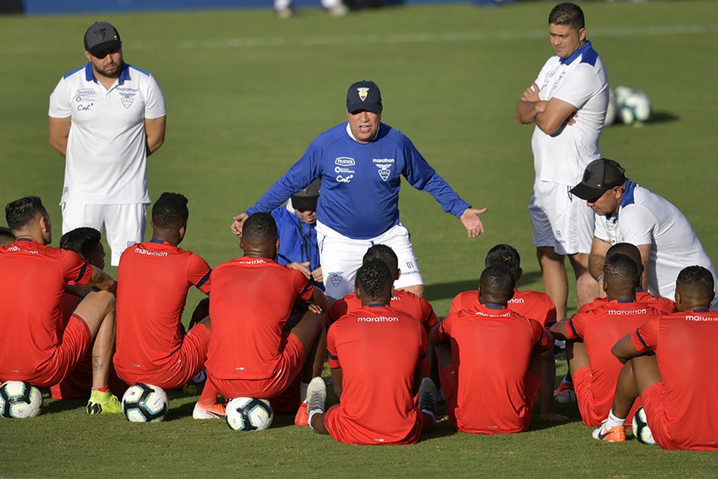Ecuador's coach Colombian Hernan Dario Gomez (C) gives directions to his players players during a training session in Salvador, state of Bahia, Brazil, on June 18, 2019. / AFP / Raul ARBOLEDA