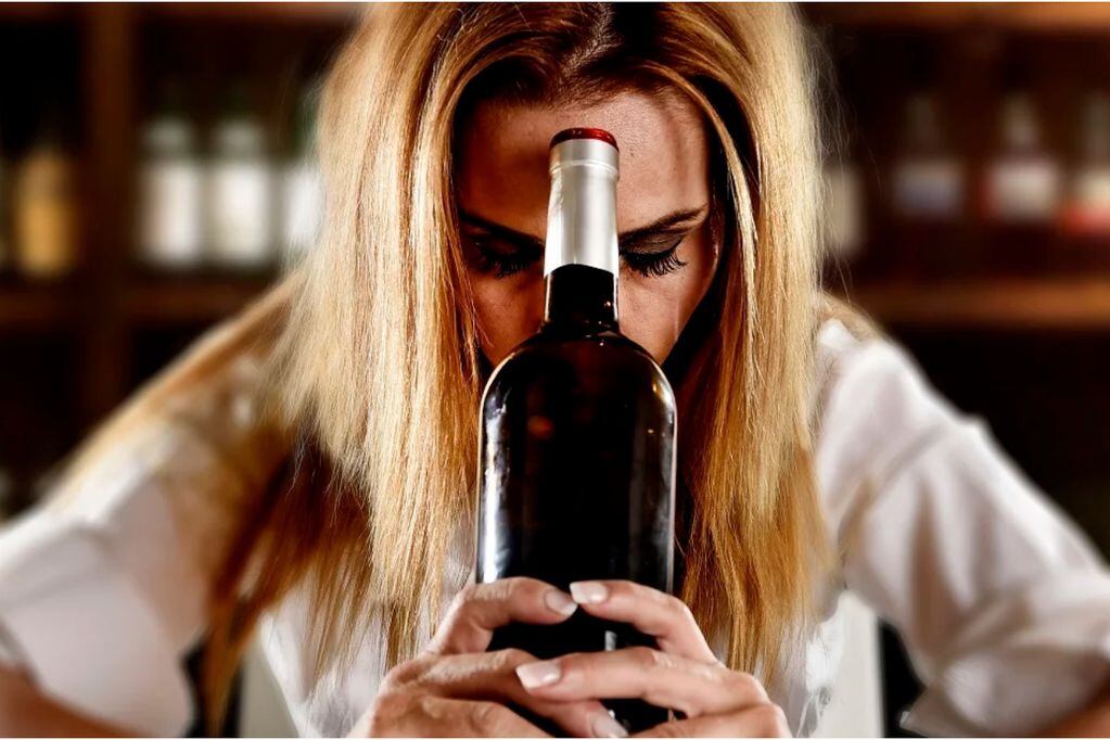 Estudio dice que el alcohol podría promover el Alzheimer
