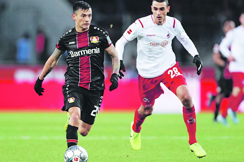 Cologne (Germany), 14/12/2019.- Leverkusen's Charles Aranguiz (L) and 1. FC Koeln's Ellyes Skhiri in action during the German Bundesliga soccer match between 1. FC Koeln and Bayer Leverkusen in Cologne, Germany, 14 November 2019. (Alemania, Colonia) EFE/EPA/FRIEDEMANN VOGEL CONDITIONS - ATTENTION: The DFB regulations prohibit any use of photographs as image sequences and/or quasi-video.