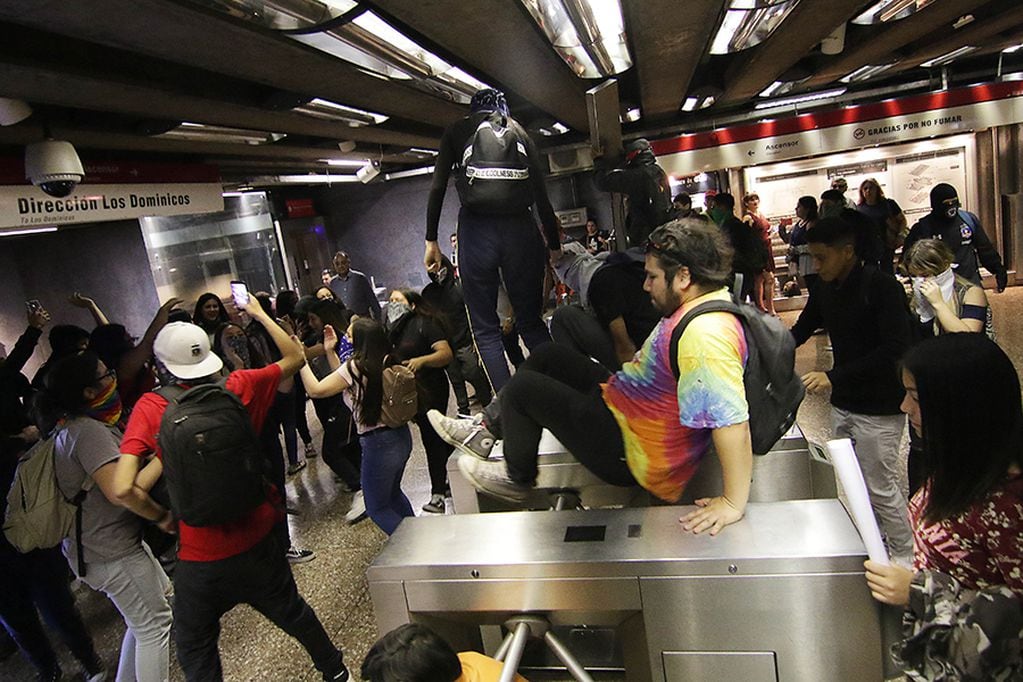 21 DE NOVIEMBRE DE 2019/SANTIAGO
Un grupo de estudiantes secundarios realizo una evasión masiva en Metro La Moneda
FOTO: FRANCISCO CASTILLO/AGENCIAUNO