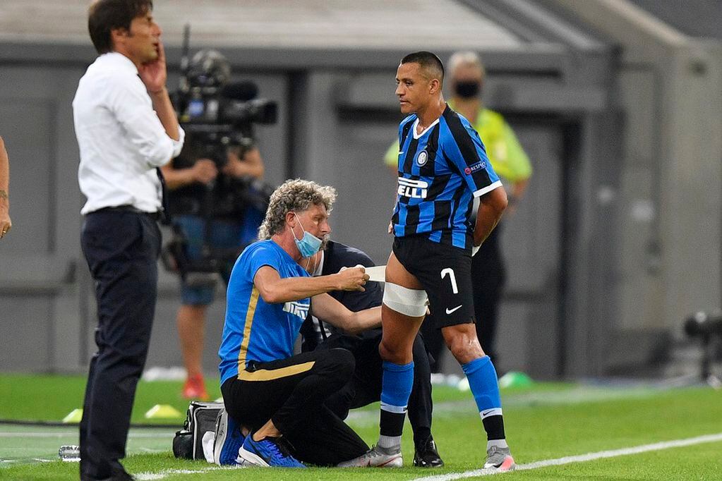 Soccer Football - Europa League Quarter Final - Inter Milan v Bayer Leverkusen - Merkur Spiel-Arena, Dusseldorf, Germany - August 10, 2020 Inter Milan's Alexis Sanchez receives medical attention, as play resumes behind closed doors following the outbreak of the coronavirus disease (COVID-19) Pool via Reuters/Martin Meissner