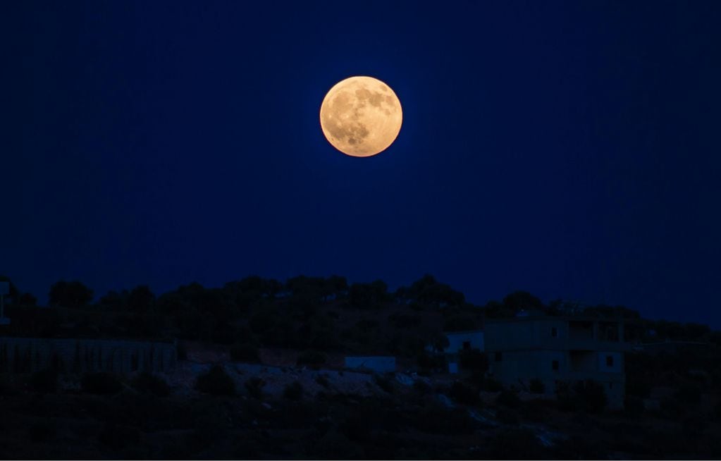 Qué es la Luna Rosa y cuándo se podrá ver en Chile. Foto referencial.