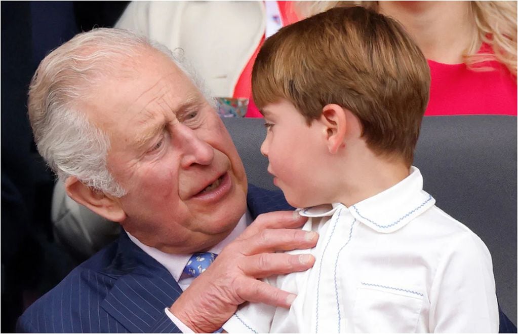 Rey Carlos III y el príncipe George