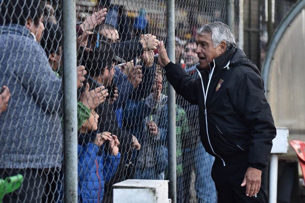 Hinchas lloraron la partida de José Sulantay. FOTO:MIGUEL ANGEL BUSTOS/AGENCIAUNO
