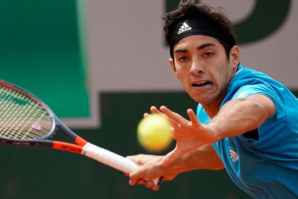 Chile's Christian Garin returns the ball to Reilly Opelka of the US during their men's singles first round match on day two of The Roland Garros 2019 French Open tennis tournament in Paris on May 27, 2019. / AFP / Kenzo TRIBOUILLARD