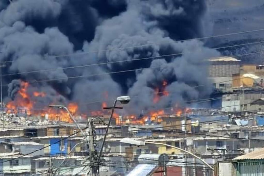 Violento incendio afecta al sector de Cerro Chuño en Arica
