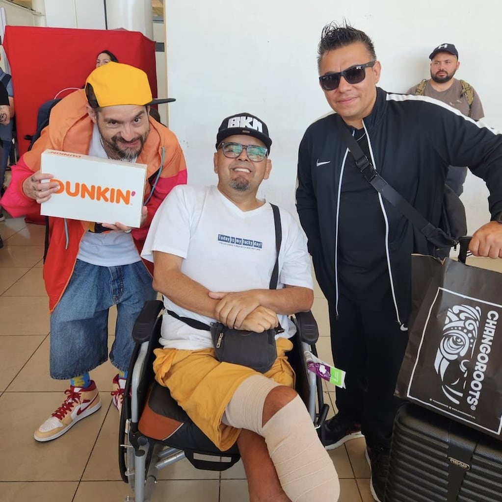 Lenwa Dura, Mauricio Medina y Zaturno en el Aeropuerto de Santiago. 