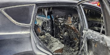 Sujetos prenden fuego a camioneta con persona en su interior en Santiago