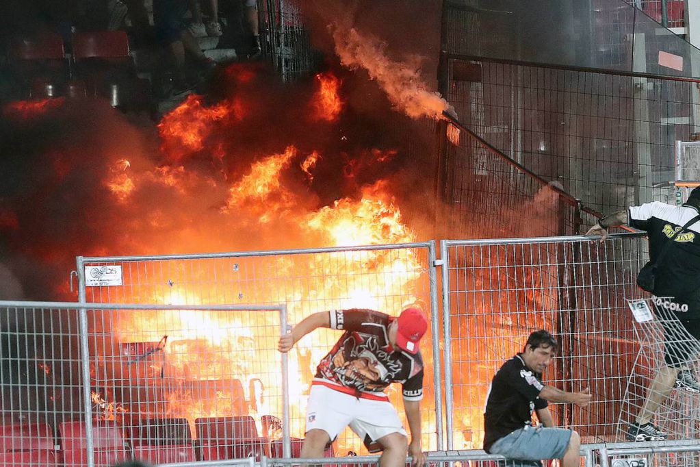 Hinchas de Colo Colo generaron millonarios daños en el Estadio Nacional. /Foto: AgenciaUno.