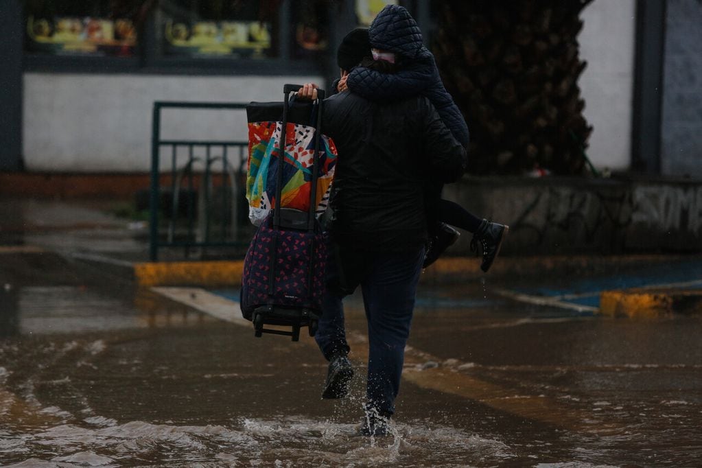 Las lluvias han dificultado el traslado de los estudiantes en Santiago.