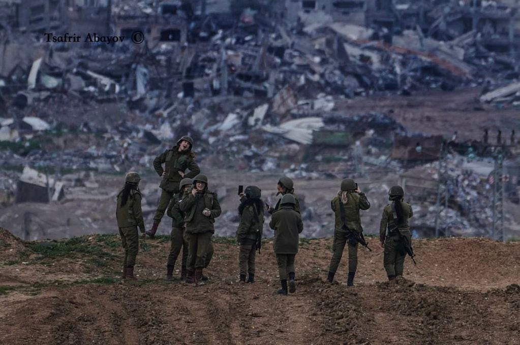 Indignación en redes por soldados israelíes tomándose una selfie con las ruinas de Gaza de fondo. Registros por Tsafrir Abayov vía IG. 