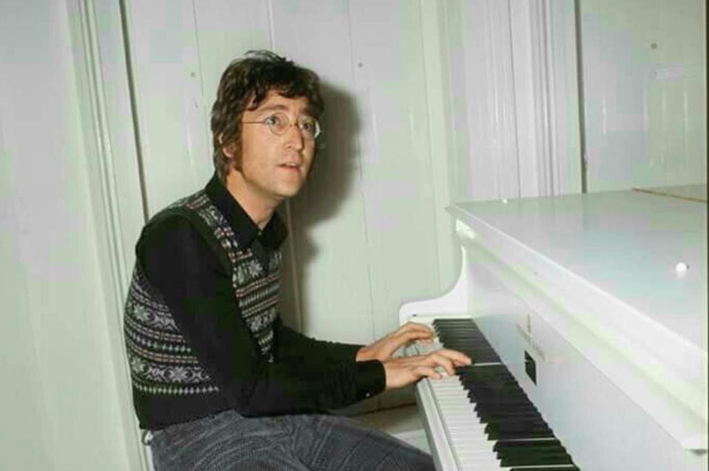 John Lennon tocando el piano