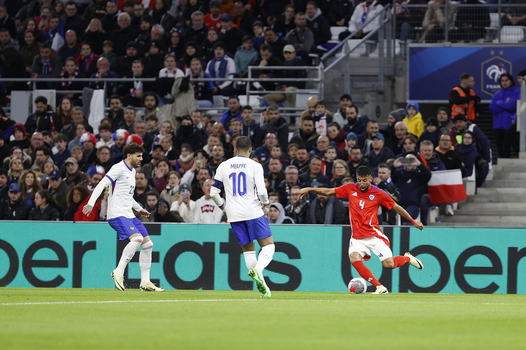 Mauricio Isla y su gran actuación en el amistoso contra Francia.