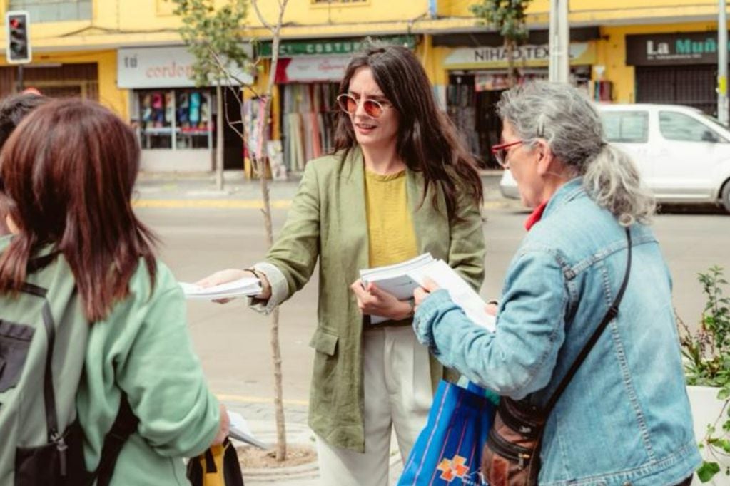 Camila Vallejo salió este martes a repatir  textos entre vecinos de la comuna de Independencia.