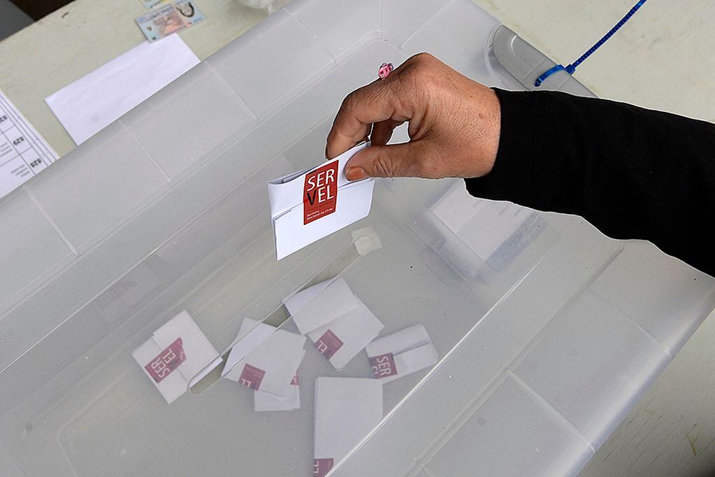 02 de Julio del 2017/ VIÑA DEL MAR
Una mujer ingresa su voto a la urna, durante las votaciones de las   primarias  2017 de Chile Vamos y Frente Amplio .
FOTO : PABLO OVALLE ISASMENDI 
/ AGENCIAUNO