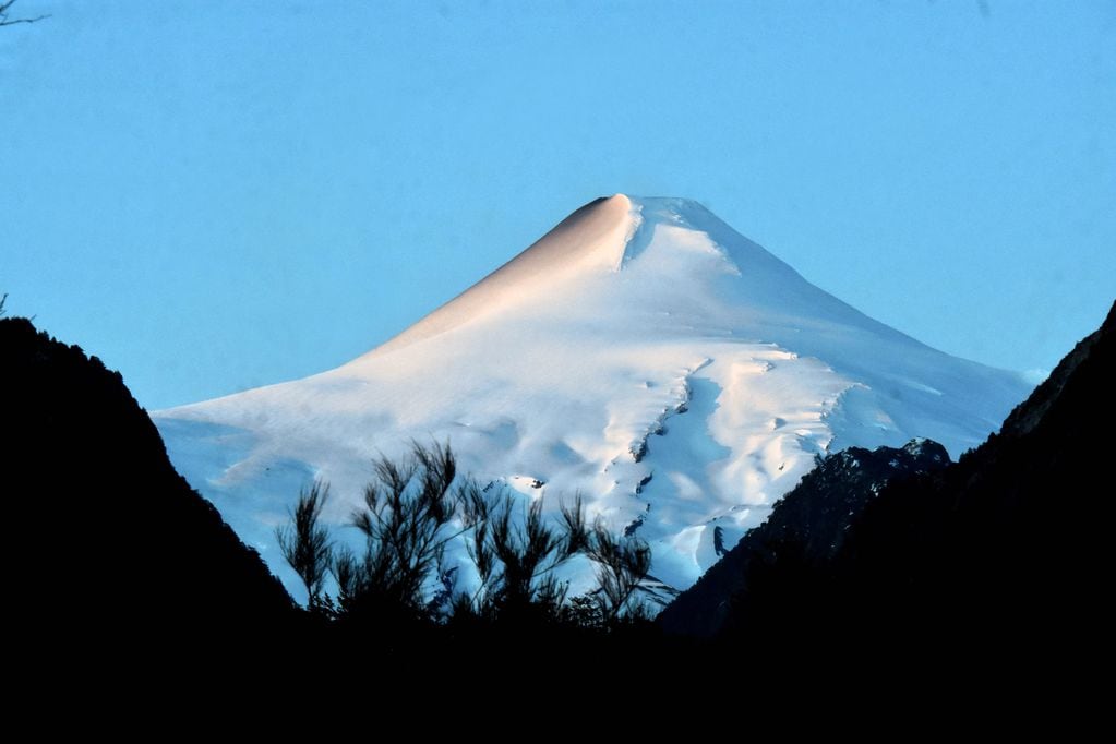 Se mantiene la “Alerta Naranja” tras aumento de la actividad en el volcán Villarrica. Foto: Héctor Andrade / Agencia Uno.