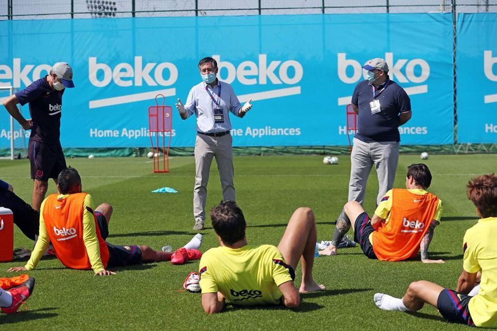 23/05/2020 El presidente del FC Barcelona, Josep Maria Bartomeu, con la plantilla y el cuerpo técnico durante el entrenamiento en la Ciudad Deportiva

CATALUÑA ESPAÑA EUROPA DEPORTES BARCELONA

MIGUEL RUIZ/FCB

