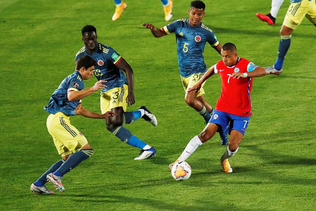 Soccer Football - World Cup 2022 South American Qualifiers - Chile v Colombia - Estadio Nacional, Santiago, Chile - October 13, 2020  Chile's Alexis Sanchez in action with Colombia's Wilmar Barrios Alberto Valdes/Pool via REUTERS