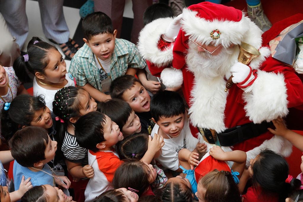 El Viejito Pascuero entregando regalos a niños. Foto:  José Carvajal - AgenciaUno