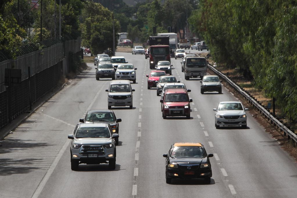 Vehículos salen de la capital a través de la ruta 68. Foto: Lukas Solís/AgenciaUno.