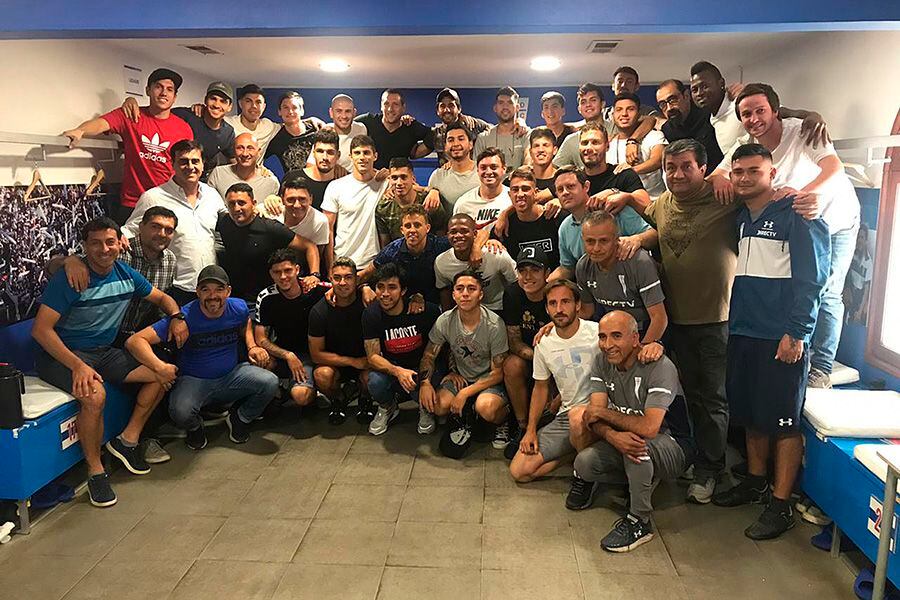 La foto del campeón no tuvo copa ni champañazo