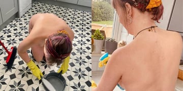 Mujer habla de su experiencia haciendo el aseo en casas desnuda
