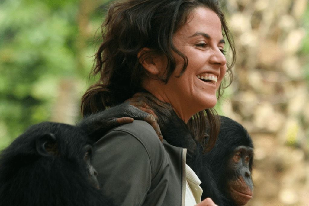 Isabel Behncke junto a dos pequeños bonobos.