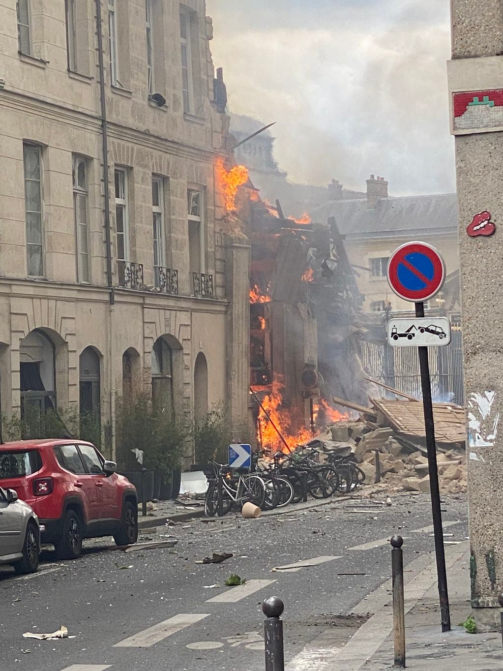 Impacto en París: incendio por fuerte explosión de gas derrumbó escuela de moda cerca de hospital