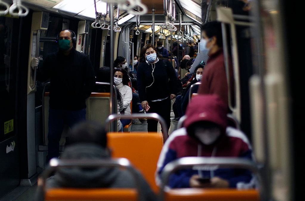 14 de Abril de 2020/SANTIAGO 
Varias personas viajan en el metro de Santiago, durante el aumento de vehículos y capitalinos bajo la cuarentena total que se mantiene en esa comuna desde Av mata hacia el norte producto de la pandemia de COVID-19 que vive el país. 
FOTO:CRISTOBAL ESCOBAR/AGENCIAUNO