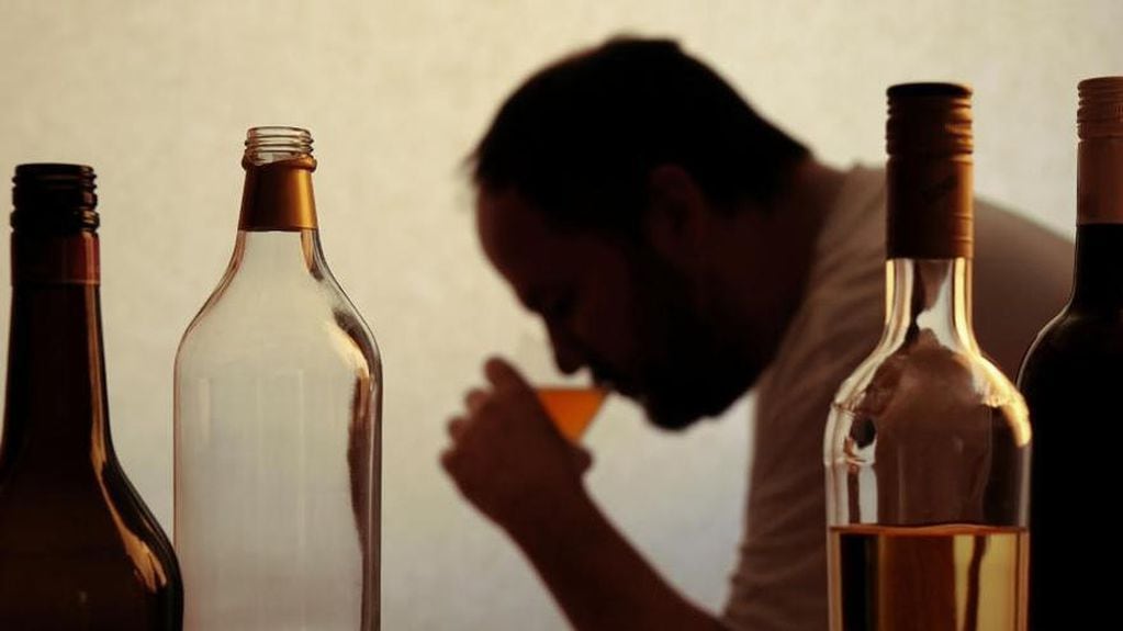 Estudio dice que el alcohol podría promover el Alzheimer