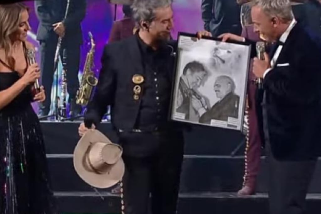 El comentado dibujo que recibió Alejandro Fernández en Viña: recordó el collage de Miguel Bosé