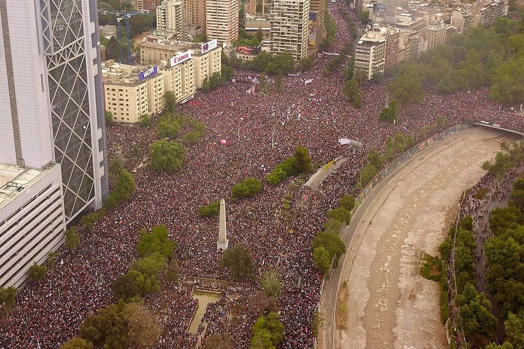 Mas un medio millón de personas llega a esta hora a la convocación de la "Marcha mas grande de Chile", que fue convocada por los ciudadanos dentro del descontento social que ha estallado esta ultima semana
FOTO:SAMIR VIVEROS/AGENCIAUNO