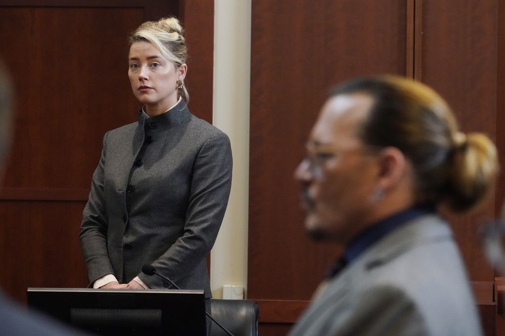  Amber Heard y Johnny Depp en el juicio