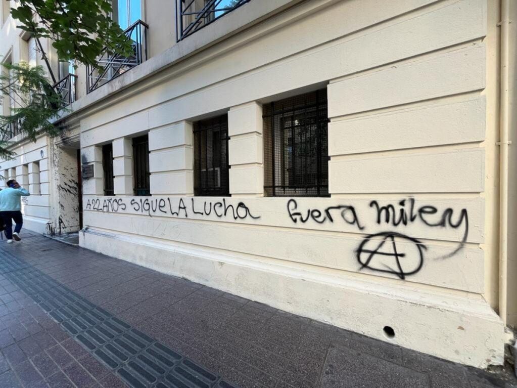 Embajada de Argentina fue vandalizada. FOTO: Rodrigo Pino  (BiobíoChile)