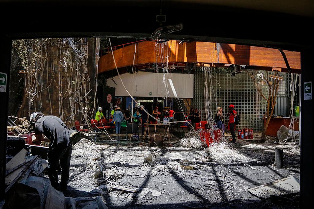 28 de diciembre del 2019/SANTIAGO
Tras el incendio que afectó al centro Cine Arte Alameda, a escombros que reducido el recinto.
FOTO: SEBASTIAN BELTRAN GAETE/AGENCIAUNO