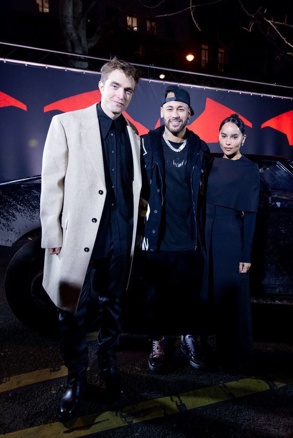 Neymar junto a Robert Pattinson y Zoe Kravitz.