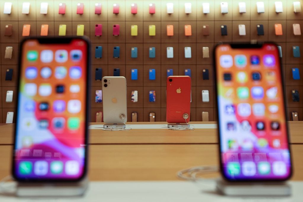 iPhones are displayed at the upcoming Apple Marina Bay Sands store in Singapore, September 8, 2020. REUTERS/Edgar Su