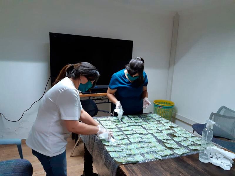 Tatitas le hacen el quite al Covid-19 lavando dinero