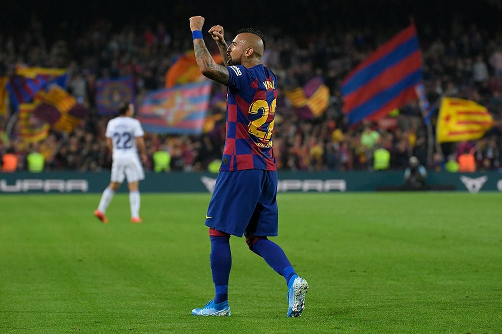 Barcelona's Chilean midfielder Arturo Vidal celebrates his goal during the Spanish league football match between FC Barcelona and Real Valladolid FC at the Camp Nou stadium in Barcelona on October 29, 2019. / AFP / LLUIS GENE

