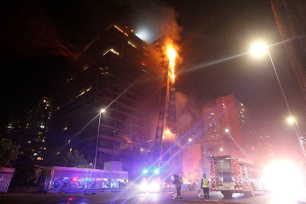 18 de Octubre del 2019/SANTIAGO 
Un incendio afecta al  edificio de Enel,personal de bomberos trabaja en el lugar.
FOTO:CRISTOBAL ESCOBAR/AGENCIAUNO