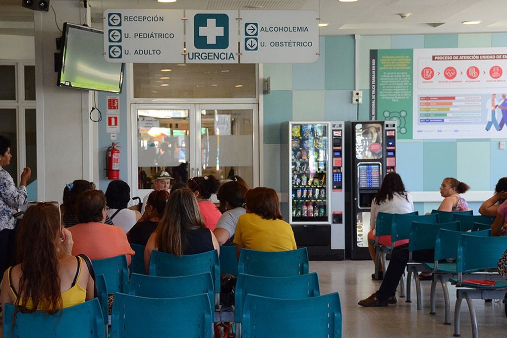 04  de Febrero de 2020/TALCA
Pacientes esperan en el sector de Urgencias del Hospital de Talca, centro asistencial donde se confirmo el primer caso de Coronavirus en el Pais 
FOTO:ALEX BELTRAN/AGENCIAUNO

