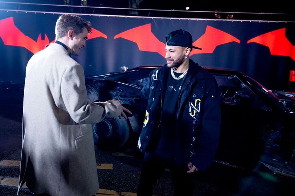 Neymar pudo compartir con Robert Pattinson, actor que le da vida a Batman en esta nueva entrega.