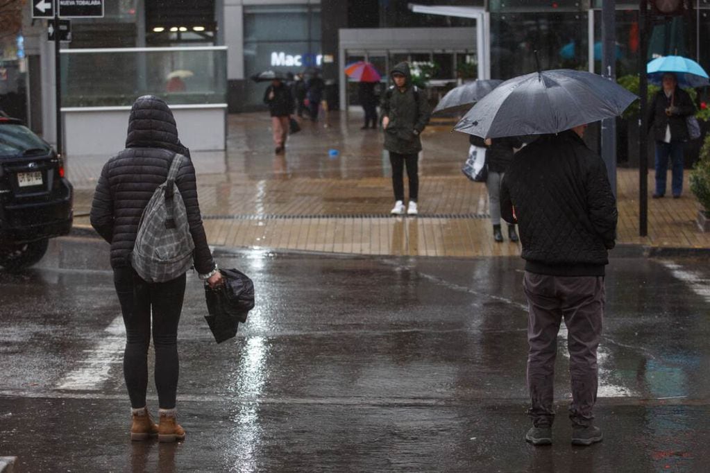 ¿Se dejará caer finalmente la lluvia en Santiago? FOTO: Agencia Uno.